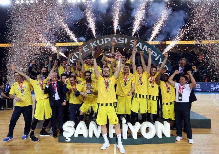 Şampiyon Fenerbahçe Beko kupasını aldı