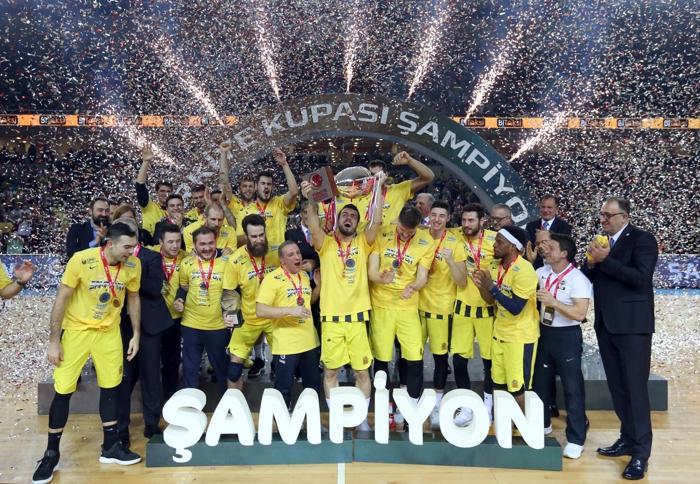 Şampiyon Fenerbahçe Beko kupasını aldı
