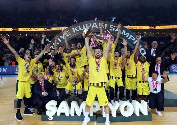 Şampiyon Fenerbahçe Beko kupasını aldı