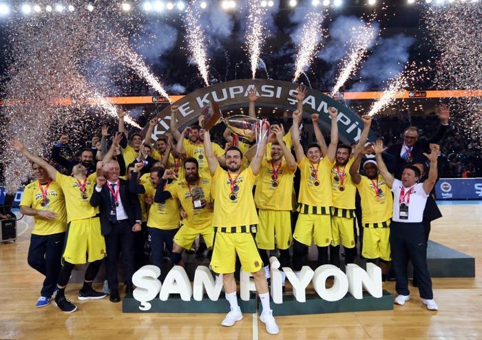 Şampiyon Fenerbahçe Beko kupasını aldı