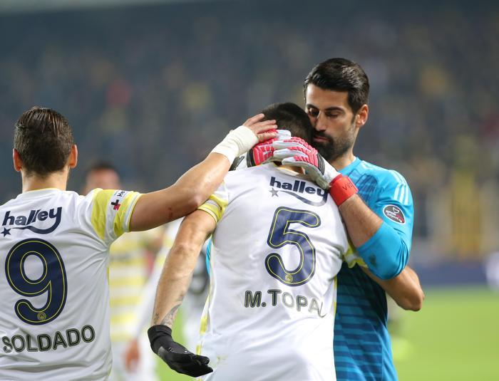 Fenerbahçede Mehmet Topal ile yollar ayrılıyor