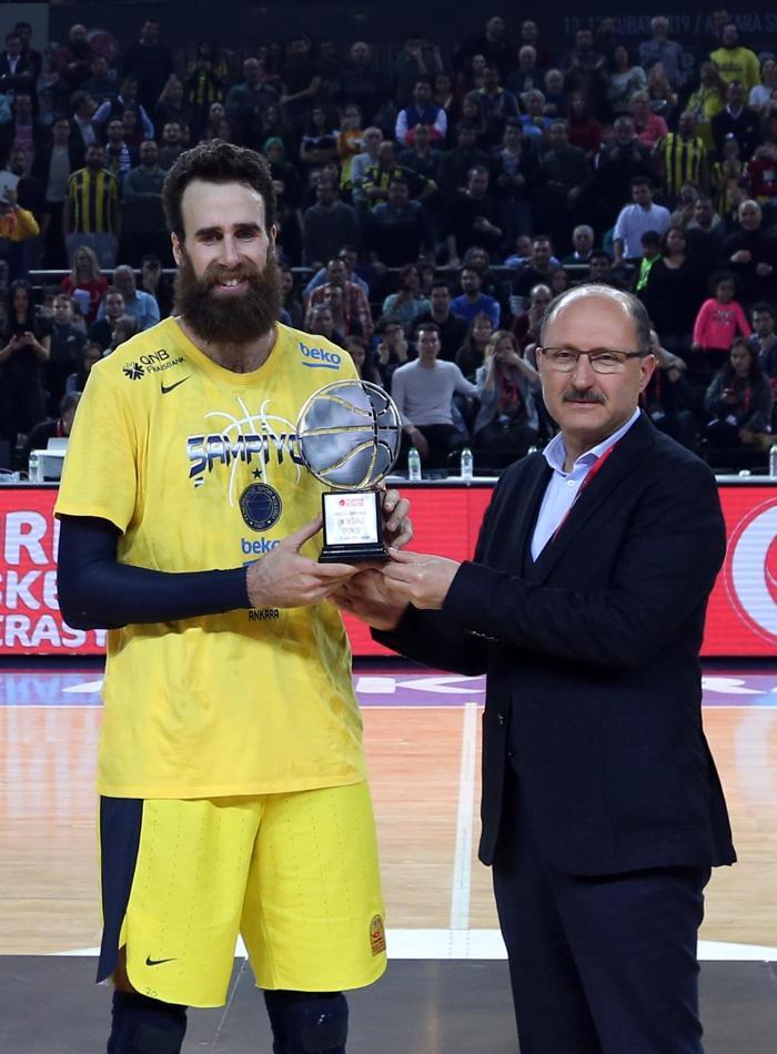Şampiyon Fenerbahçe Beko kupasını aldı