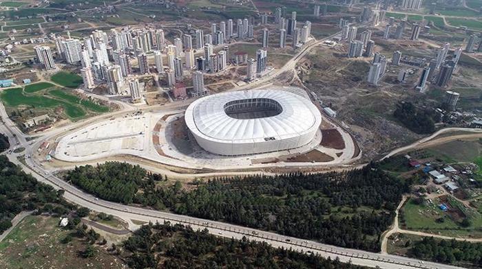 Adanada yeni stadın çatısı tamamlandı
