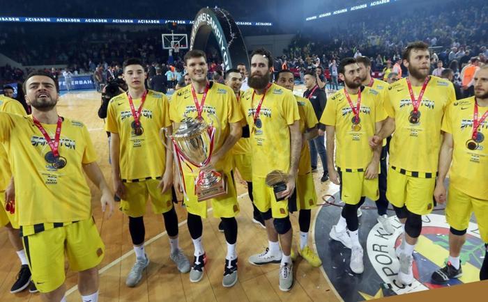Şampiyon Fenerbahçe Beko kupasını aldı