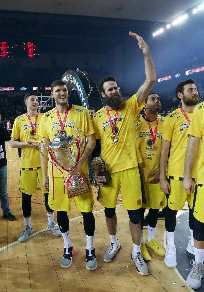 Şampiyon Fenerbahçe Beko kupasını aldı
