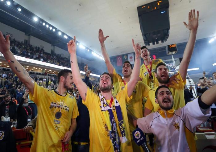 Şampiyon Fenerbahçe Beko kupasını aldı