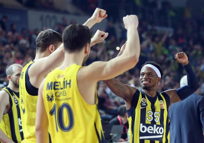 Şampiyon Fenerbahçe Beko kupasını aldı