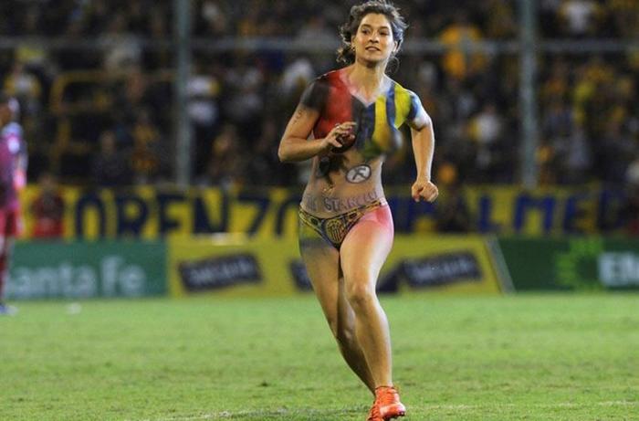 Rosario Central-River Plate maçında çıplak misafir