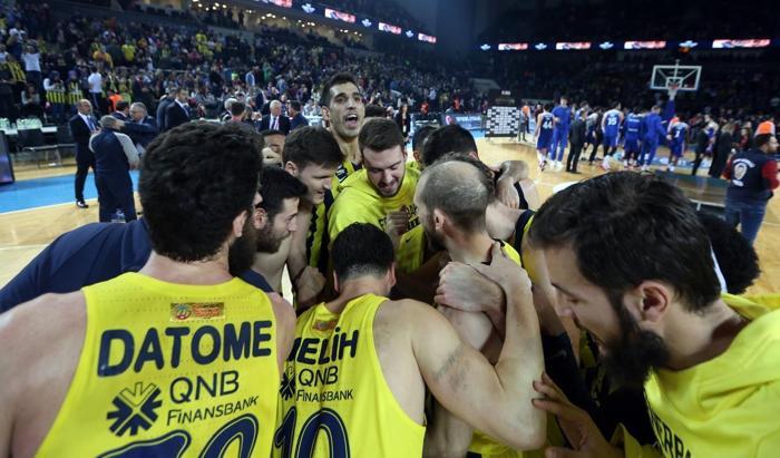 Şampiyon Fenerbahçe Beko kupasını aldı