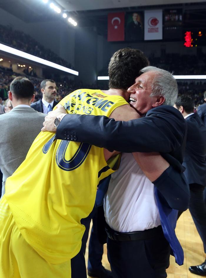 Şampiyon Fenerbahçe Beko kupasını aldı