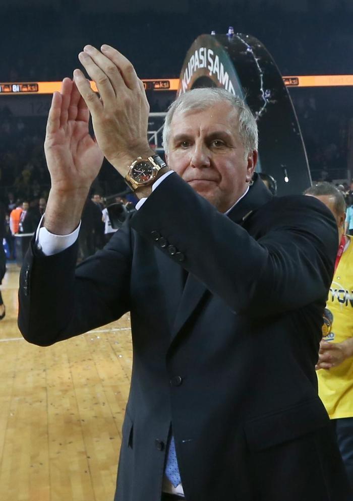Şampiyon Fenerbahçe Beko kupasını aldı