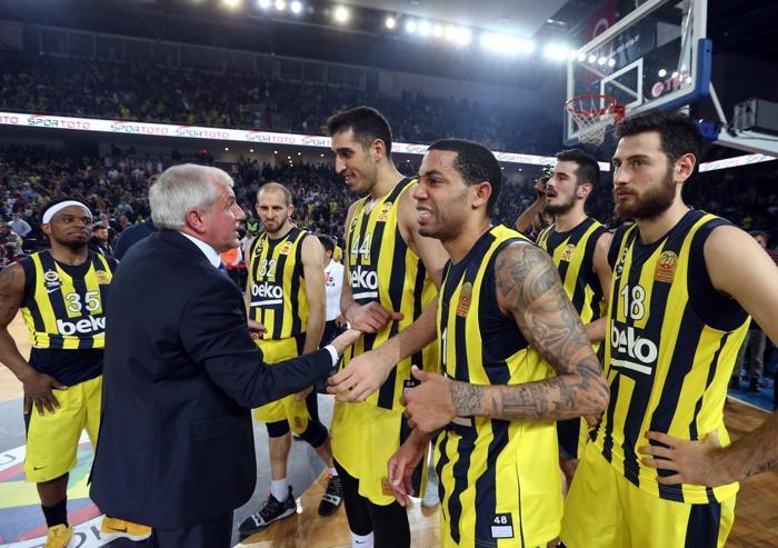 Şampiyon Fenerbahçe Beko kupasını aldı