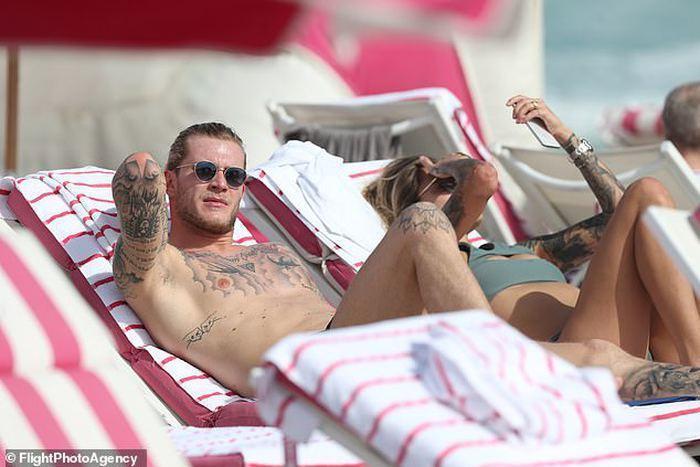 Beşiktaşlı Loris Karius, Malatyaspor maçı sonrası Sophia Thomallanın yanına uçtu