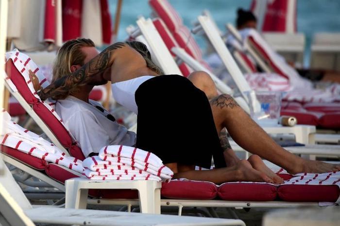 Beşiktaşlı Loris Karius, Malatyaspor maçı sonrası Sophia Thomallanın yanına uçtu