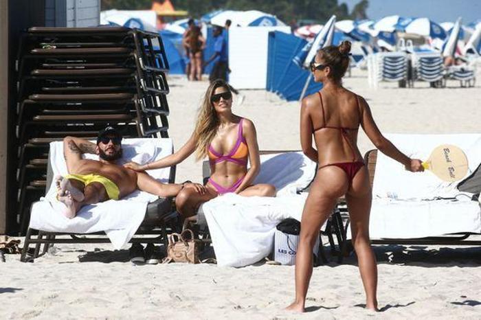 Kainat güzeli Ariadna Gutierrez plajda