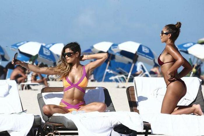 Kainat güzeli Ariadna Gutierrez plajda