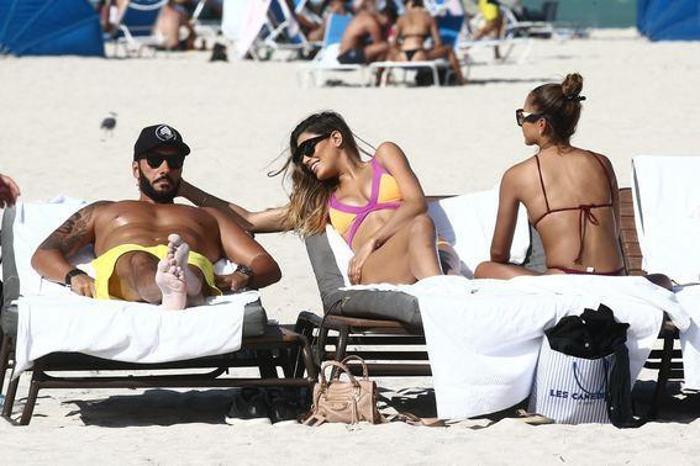 Kainat güzeli Ariadna Gutierrez plajda