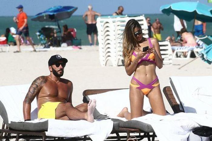 Kainat güzeli Ariadna Gutierrez plajda