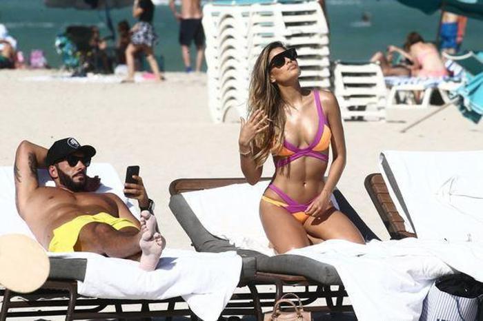 Kainat güzeli Ariadna Gutierrez plajda