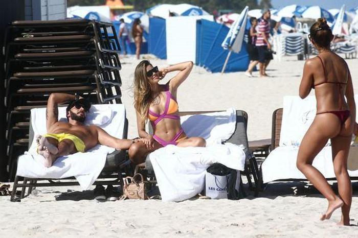 Kainat güzeli Ariadna Gutierrez plajda