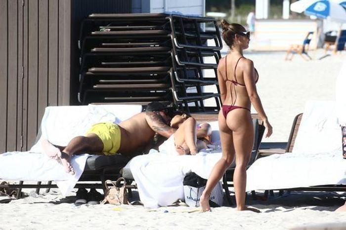 Kainat güzeli Ariadna Gutierrez plajda