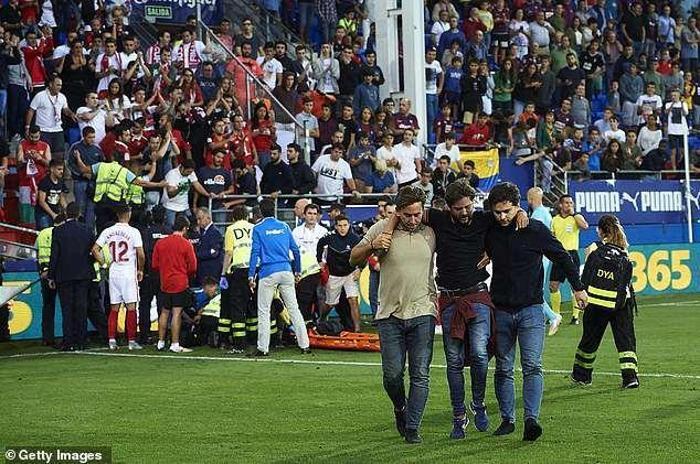 Sevilla maçında tribün çöktü, 8 kişi hastanelik oldu