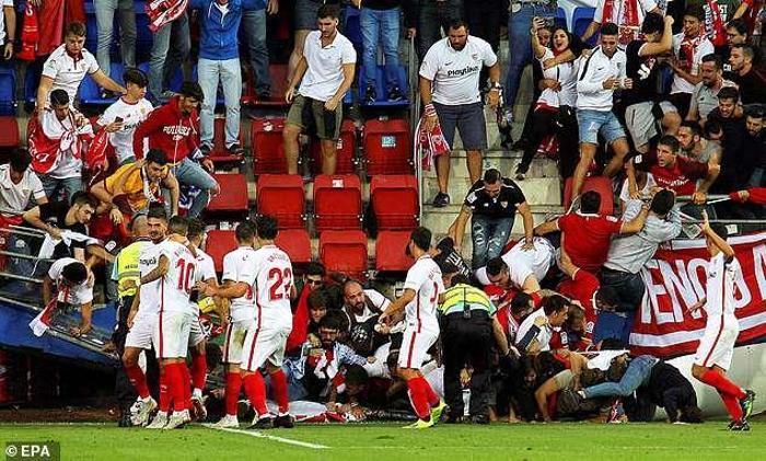 Sevilla maçında tribün çöktü, 8 kişi hastanelik oldu