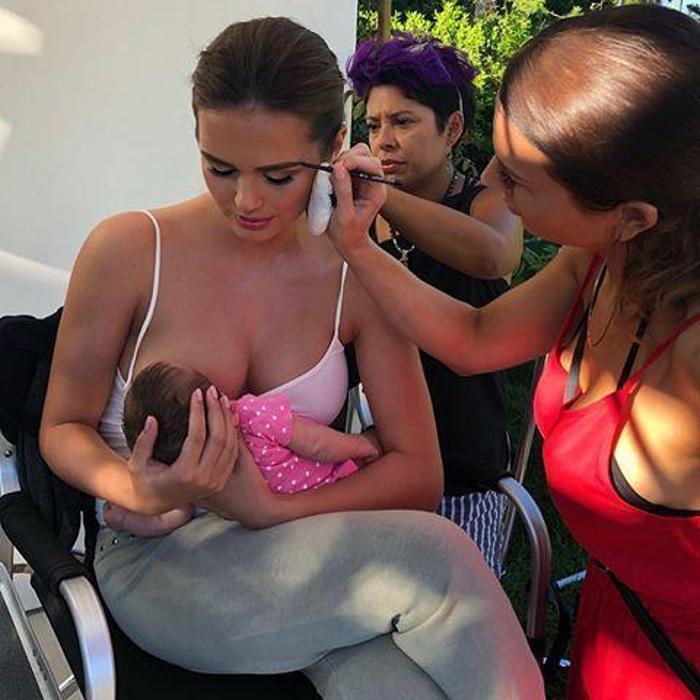 Xenia Deli makyaj koltuğunda bebek emzirdi