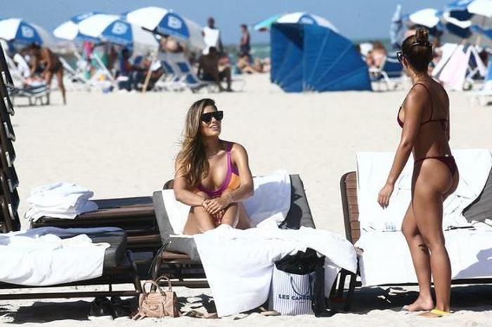 Kainat güzeli Ariadna Gutierrez plajda