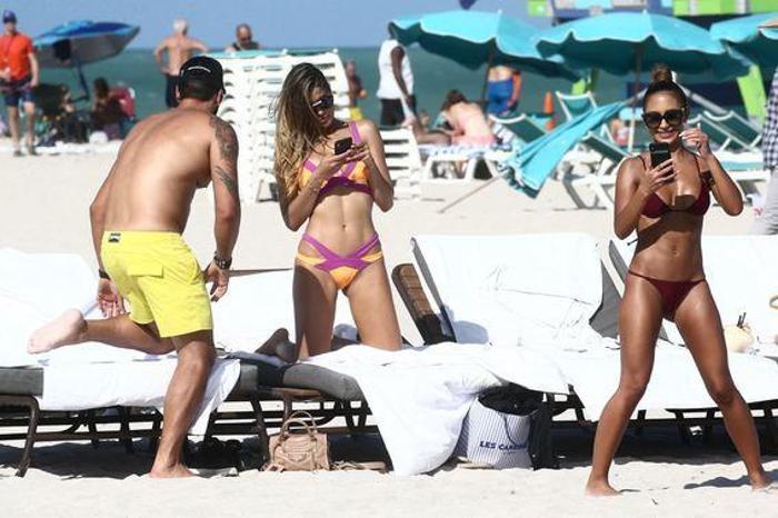 Kainat güzeli Ariadna Gutierrez plajda