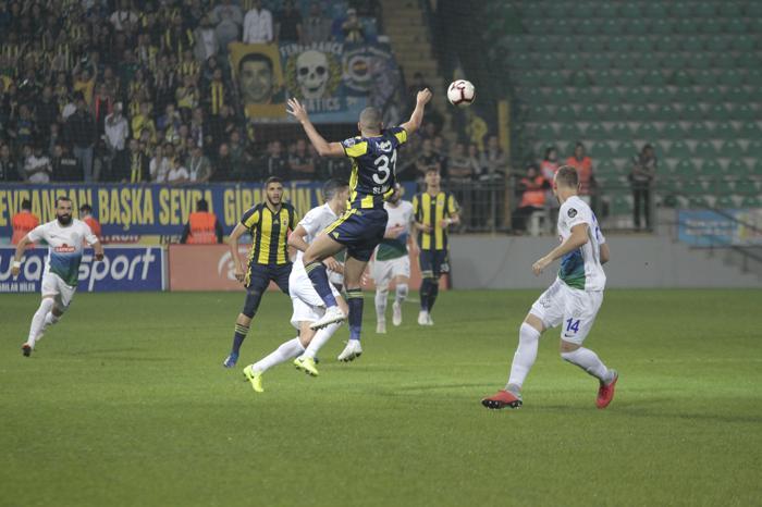 Kaptanlar maç sonu taraftara gitti