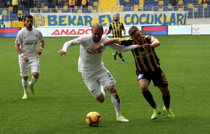 Ankaragücü teknik direktörü golden sonra yere yığıldı