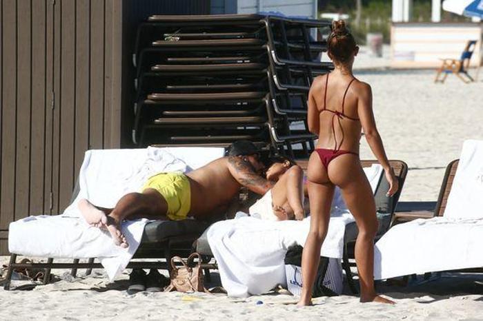 Kainat güzeli Ariadna Gutierrez plajda