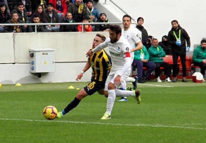 Ankaragücü teknik direktörü golden sonra yere yığıldı