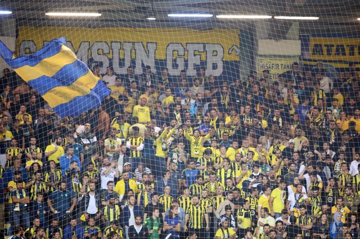Kaptanlar maç sonu taraftara gitti