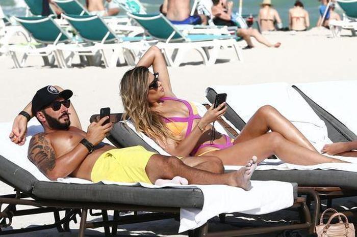 Kainat güzeli Ariadna Gutierrez plajda