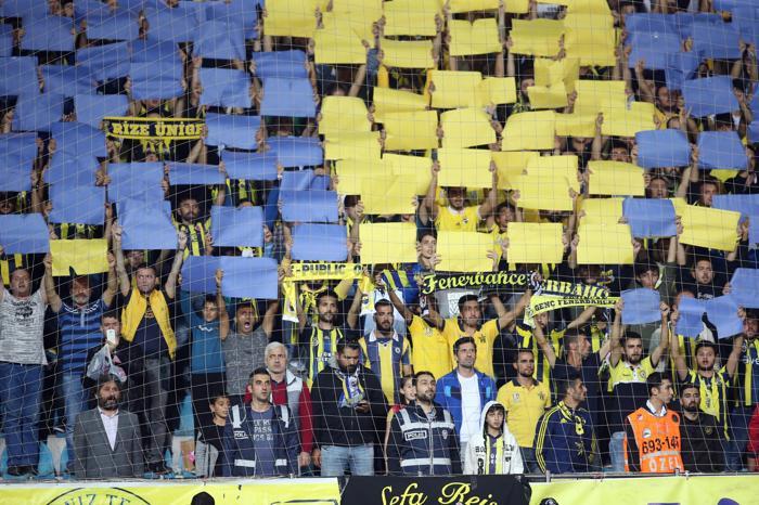 Kaptanlar maç sonu taraftara gitti