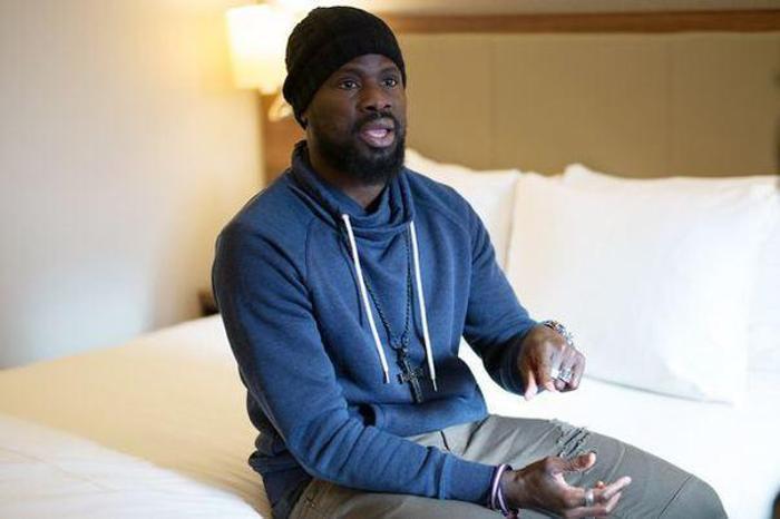 Galatasarayın eski yıldızı Emmanuel Eboue haber bekliyor