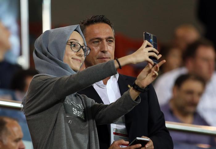 Kaptanlar maç sonu taraftara gitti