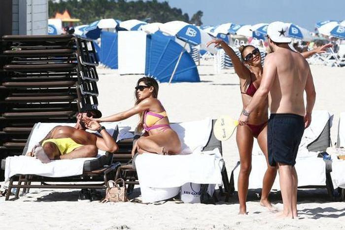 Kainat güzeli Ariadna Gutierrez plajda