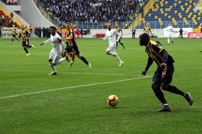Ankaragücü teknik direktörü golden sonra yere yığıldı