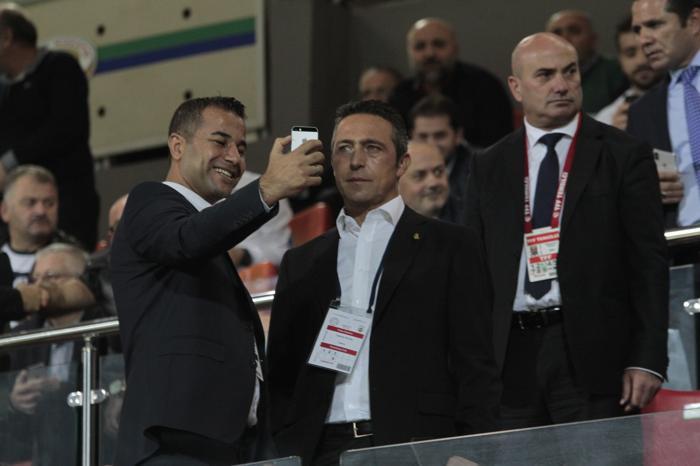 Kaptanlar maç sonu taraftara gitti