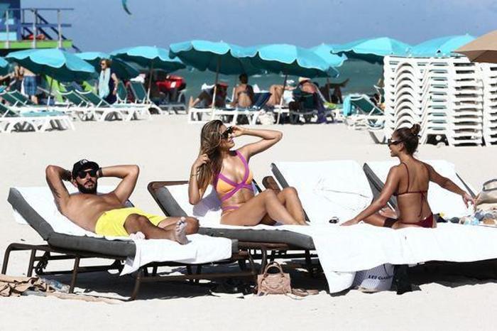 Kainat güzeli Ariadna Gutierrez plajda