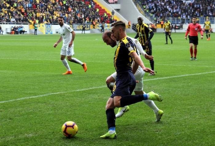Ankaragücü teknik direktörü golden sonra yere yığıldı