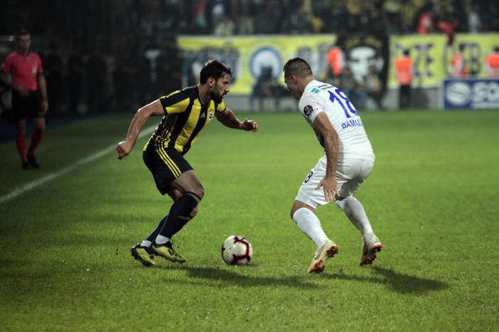 Kaptanlar maç sonu taraftara gitti