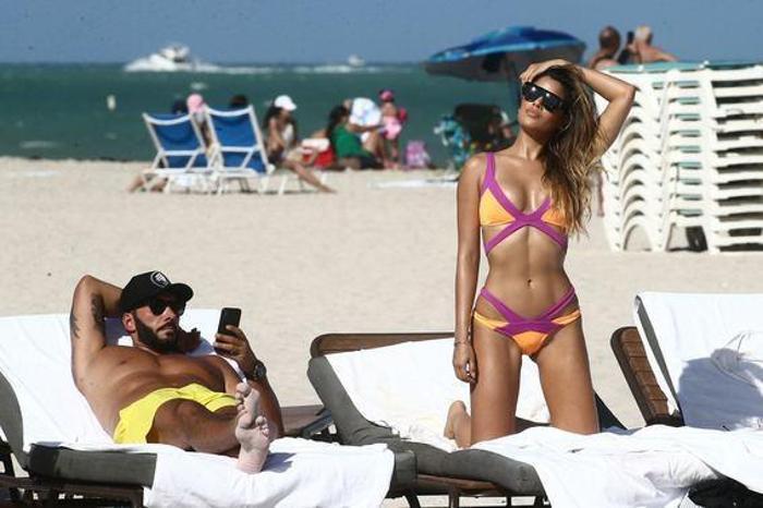 Kainat güzeli Ariadna Gutierrez plajda