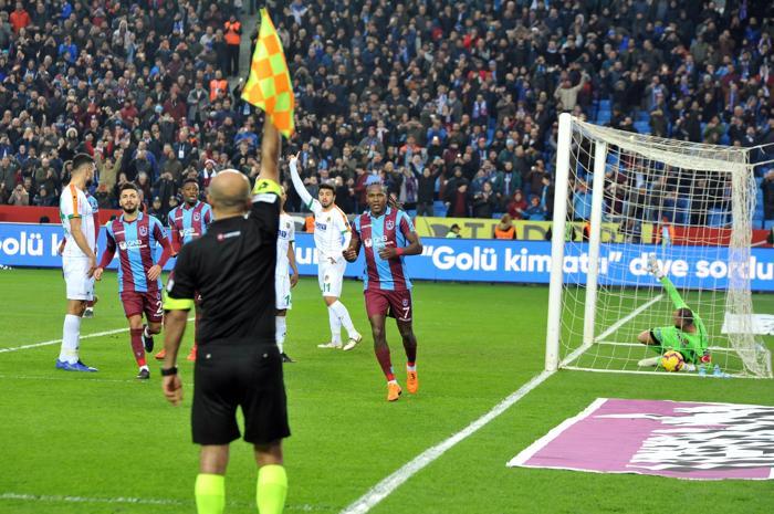 Trabzonsporda Hugo Rodallega depremi