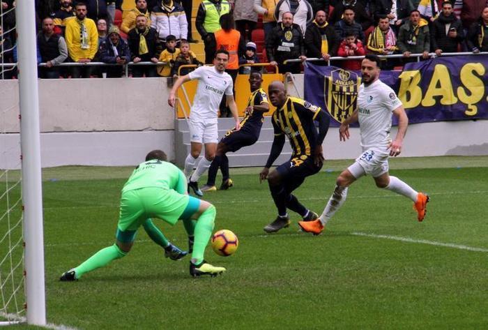 Ankaragücü teknik direktörü golden sonra yere yığıldı