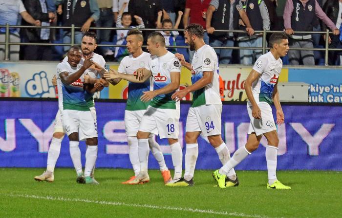 Kaptanlar maç sonu taraftara gitti