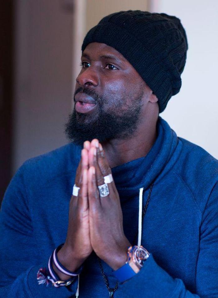 Galatasarayın eski yıldızı Emmanuel Eboue haber bekliyor